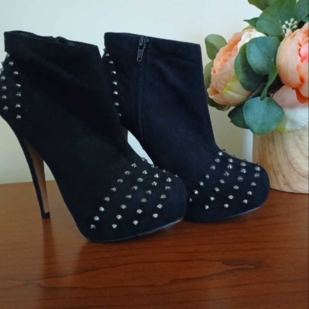 NWOT Aldo black with silver studded booties ankle high heels suede boots